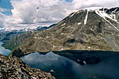 Parco Jotunheimen, Norvegia. Lungo il Besseggen con il lago il Bessvatn che si trova sopra il Gjende pi in basso.